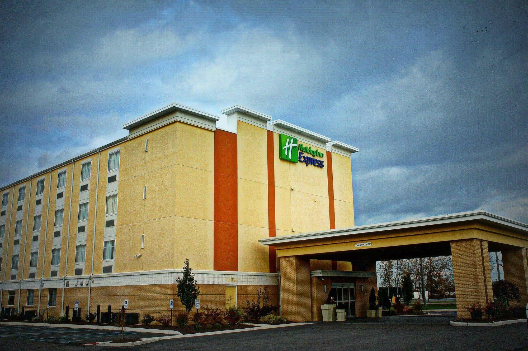 Holiday Inn Express Toledo North By Ihg Exterior photo